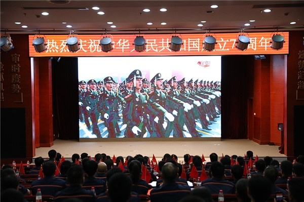 黨員觀看閱兵式